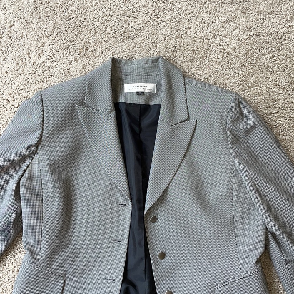 Tahari three button Women's business jacket. Lined with pockets - size 10